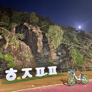  Hostel Bueno Day - Near Hongdae & Historic Sites